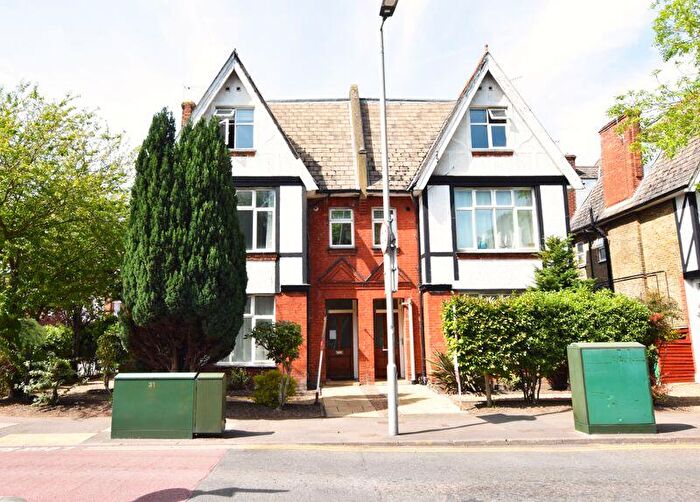 Flat To Rent In Berrylands Road, Surbiton, KT5