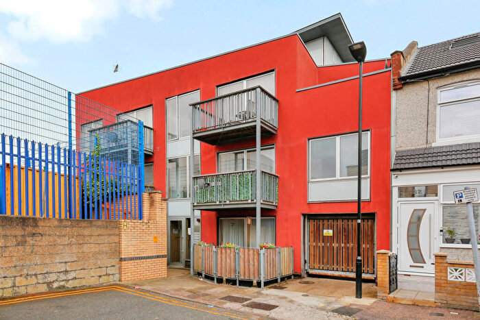 1 Bedroom Apartment To Rent In Fifth Avenue, London, E12