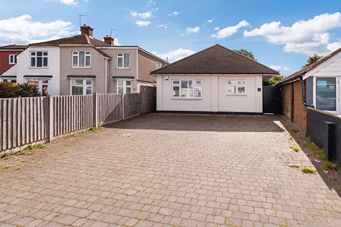 3 Bedroom Detached Bungalow For Sale In Long Lane, Bexleyheath, DA7