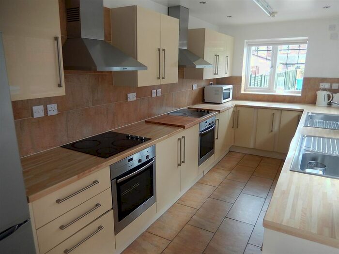 6 Bedroom Property To Rent In Beverley Road, Hull, HU6