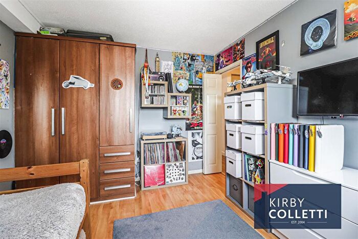 2 Bedroom Flat For Sale In Hertford Road, Hoddesdon, EN11