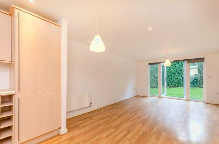 2 Bedroom Flat To Rent In Kings Road, Haslemere, Haslemere, GU27