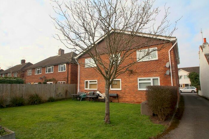 1 Bedroom Flat To Rent In Avondale Avenue, Staines-Upon-Thames, TW18