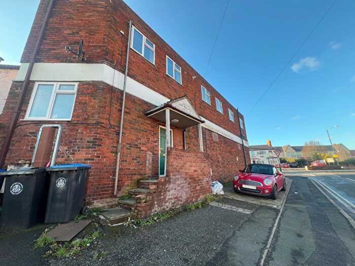 2 Bedroom Flat To Rent In Bell Lane, Studley, B80