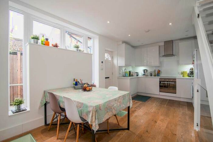 2 Bedroom Flat To Rent In Sheen Road, Richmond, Uk, TW9