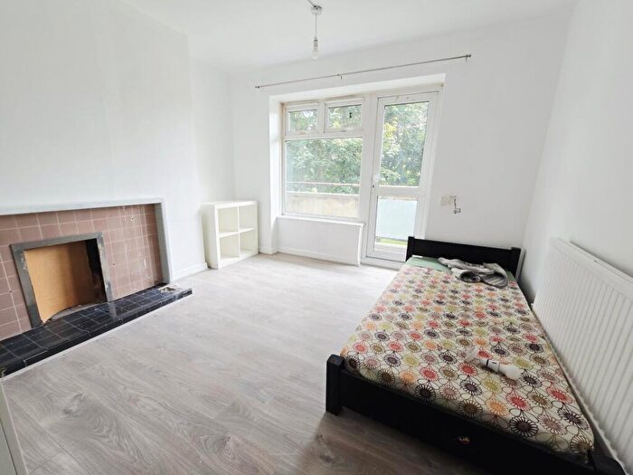 3 Bedroom Flat To Rent In Queens Drive, N4