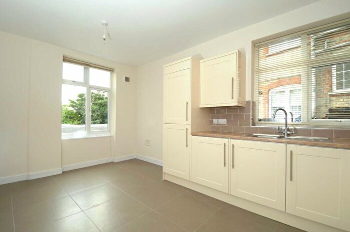 2 Bedroom Apartment To Rent In Ballards Lane, London, N3