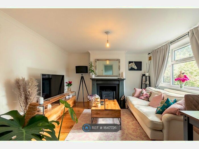 2 Bedroom Flat To Rent In Temple Road, Richmond, TW9
