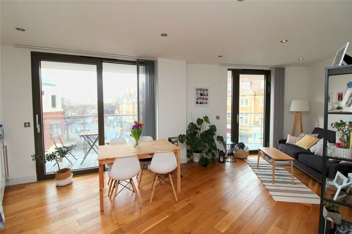 1 Bedroom Flat To Rent In Gateway House, Regents Park Road, N3