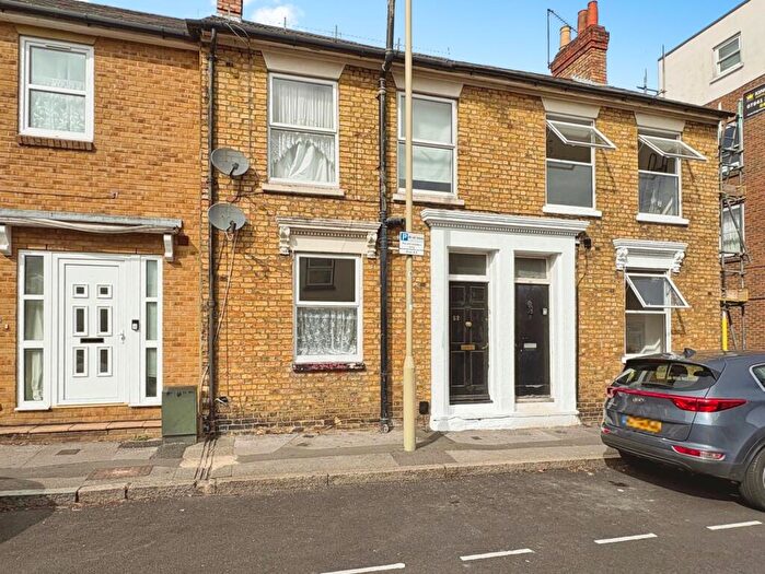 1 Bedroom Flat For Sale In Birchett Road, Aldershot, Hampshire, GU11