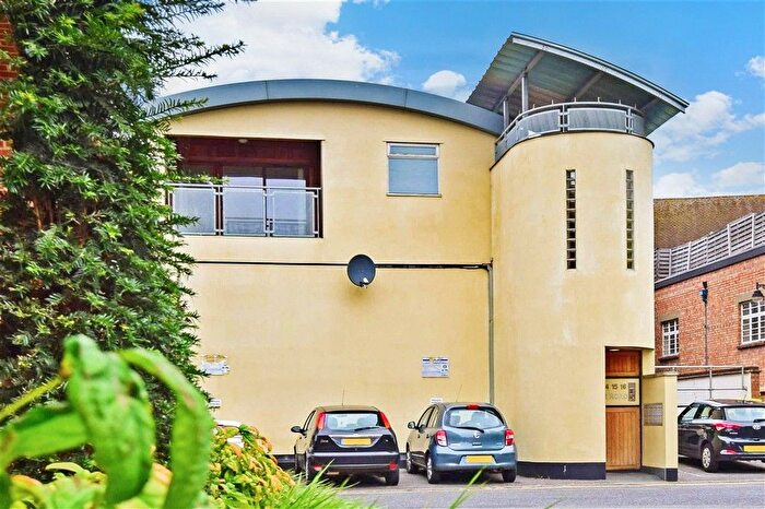2 Bedroom Flat For Sale In Elm Road, Leatherhead, Surrey, KT22