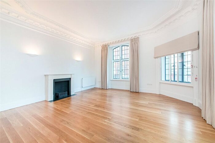 3 Bedroom Flat To Rent In Wellesley House, Sloane Square, London, SW1W