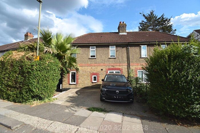 3 Bedroom Semi-Detached House For Sale In Riverside, London, NW4