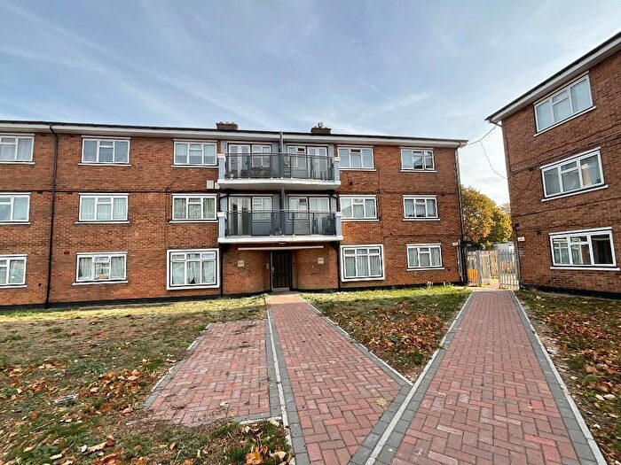 2 Bedroom Flat For Sale In Malan Square, Rainham, Essex, RM13