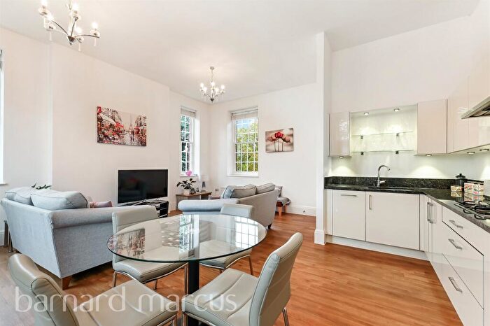 2 Bedroom Flat For Sale In Glanville Way, Epsom, KT19