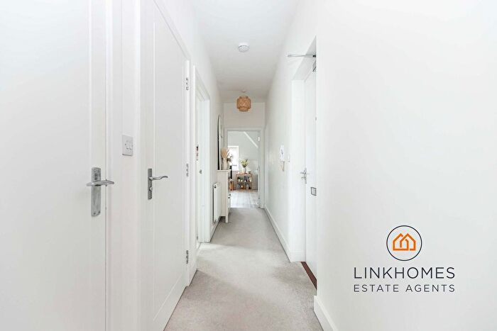2 Bedroom Flat For Sale In Charminster Road, Bournemouth, BH8