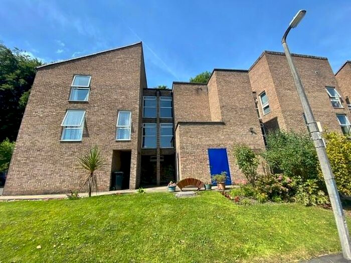 2 Bedroom Flat To Rent In Frizley Gardens, Bradford, BD9
