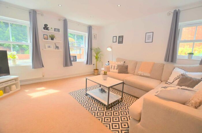 1 Bedroom Flat To Rent In Station Road, Amersham, HP7