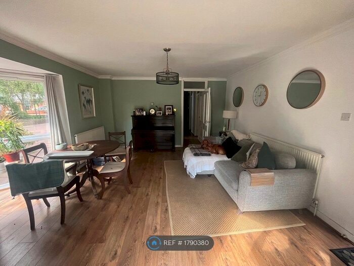 2 Bedroom Flat To Rent In Twickenham Road, Teddington, TW11