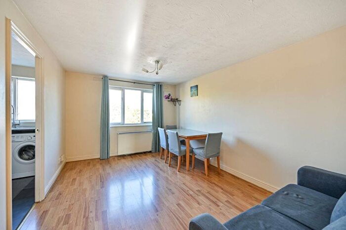 1 Bedroom Flat To Rent In London Road, Hounslow, TW3