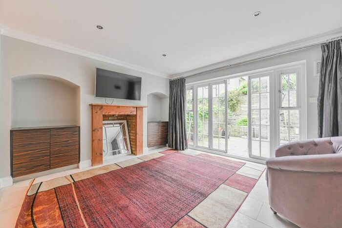 2 Bedroom Property To Rent In Ebury Bridge Road, Belgravia, London, SW1W