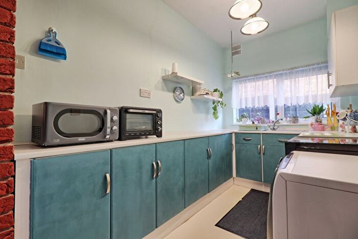 1 Bedroom Flat For Sale In Leighton Avenue, Leigh-On-Sea, SS9