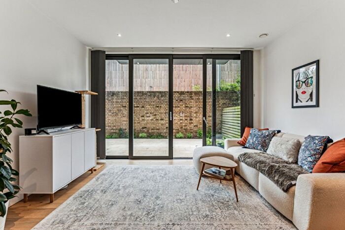 1 Bedroom Flat To Rent In Cobalt Place, Battersea Park, SW11