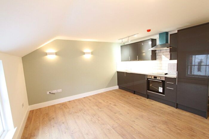 1 Bedroom Flat To Rent In Broad Street, Banbury, Oxon, OX16