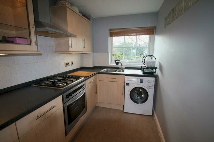 2 Bedroom Flat To Rent In Gledhow Valley Road, Leeds, West Yorkshire, Uk, LS17