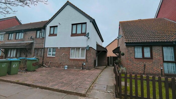 2 Bedroom Maisonette To Rent In Goldfinch Road, London, SE28