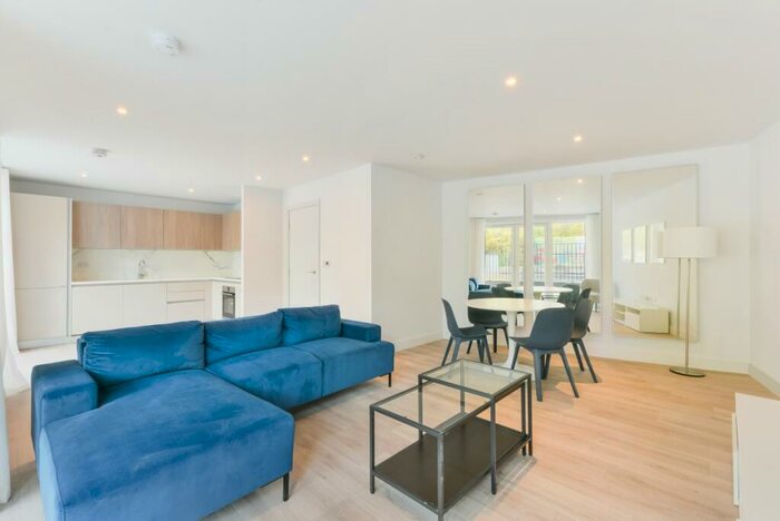 2 Bedroom Flat To Rent In A Red Post Hill London, SE24