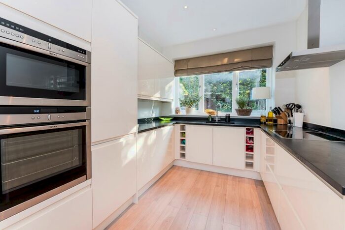 4 Bedroom House To Rent In Pembroke Gardens East Sheen, SW14