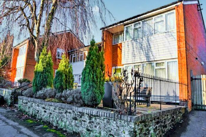 1 Bedroom Flat For Sale In High Street, Bletchingley, Redhill, RH1