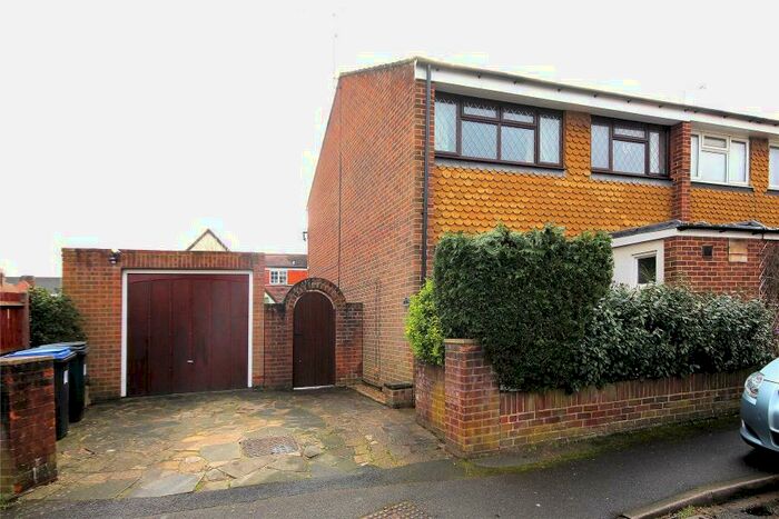 3 Bedroom Semi-Detached House To Rent In Kingfield, GU22