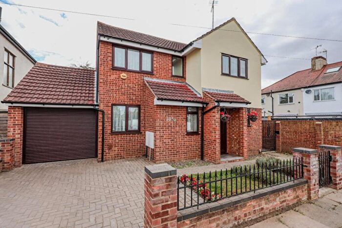 3 Bedroom Detached House For Sale In The Grove, Southend-On-Sea, SS2