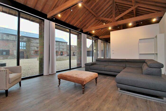 4 Bedroom Barn Conversion To Rent In The Barns - Bunkers Lane, Hemel Hempstead, Hertfordshire, HP3