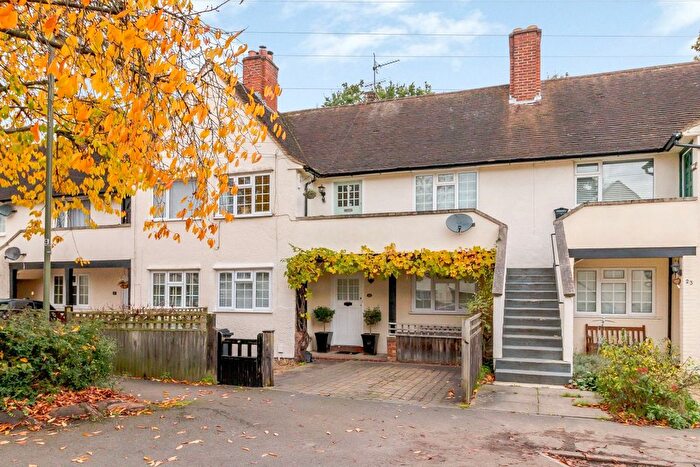 2 Bedroom Flat For Sale In Birchwood Road, West Byfleet, KT14