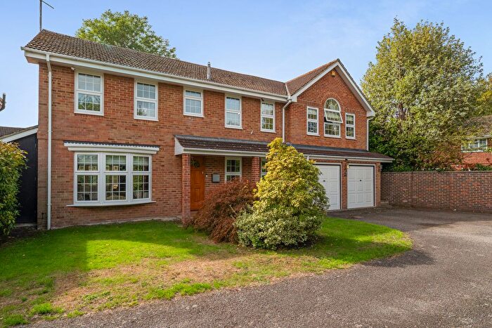 5 Bedroom Detached House For Sale In Hall Lane, Yateley, GU46
