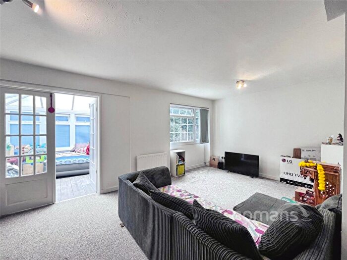 3 Bedroom Detached House For Sale In Woburn Avenue, Farnborough, Hampshire, GU14
