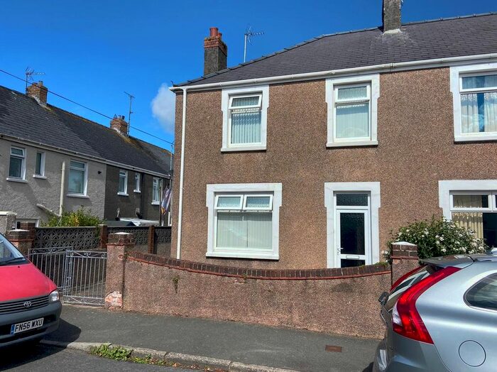 Semi-Detached House To Rent In Imogen Place, Milford Haven, Sir Benfro, SA73