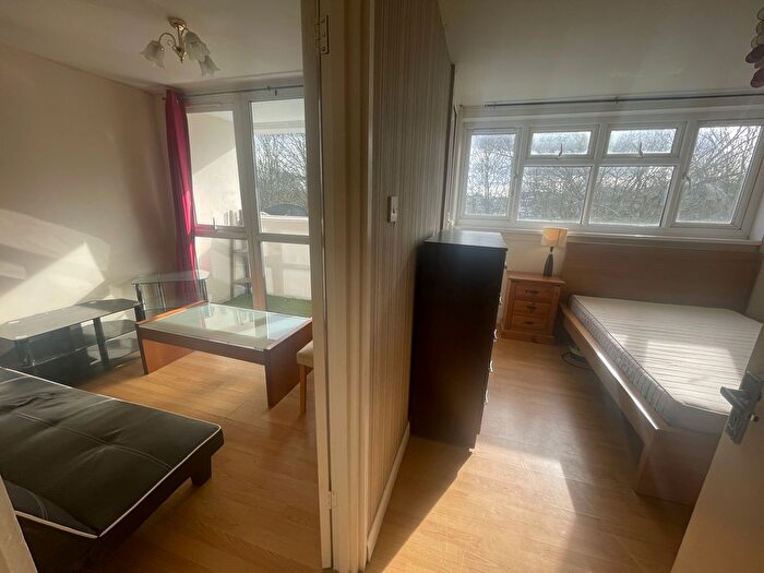 1 Bedroom Flat To Rent In Trinity Way, Acton, W3