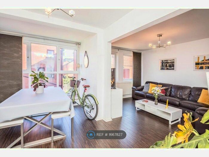 3 Bedroom Maisonette To Rent In Martlesham Walk, Manchester, M4