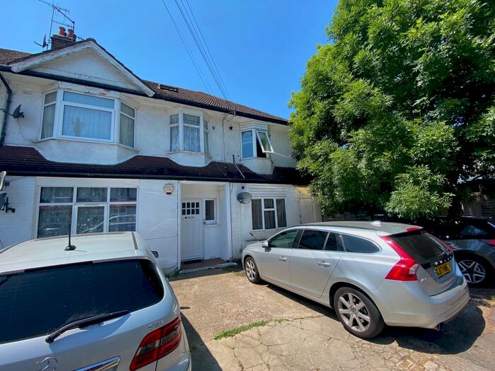 Studio To Rent In Ecclesbourne Close, London, N13