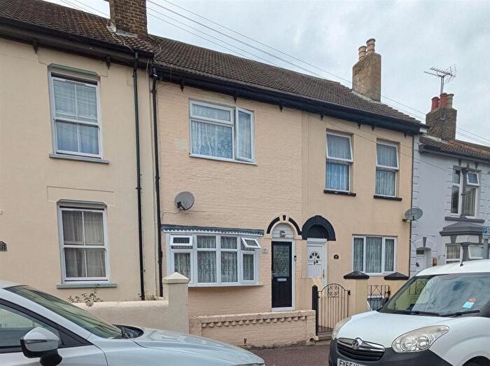 3 Bedroom Terraced House To Rent In Kingswood Road, Gillingham, ME7