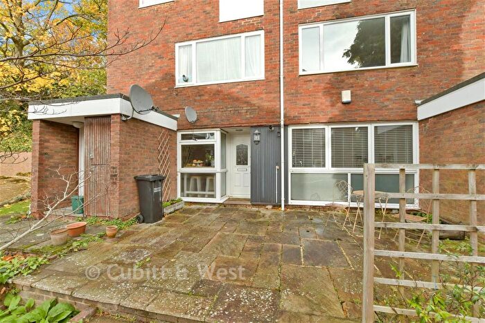 2 Bedroom Ground Maisonette For Sale In Harrison Close, Reigate, Surrey, RH2