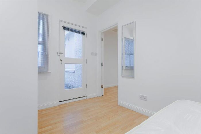 1 Bedroom Flat To Rent In Courtfield Gardens, South Kensington, SW5