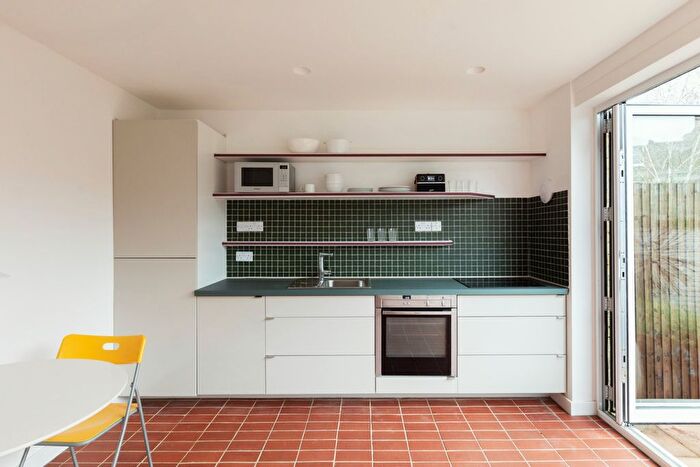 3 Bedroom Town House For Sale In Halsmere Road, Camberwell, London, SE5