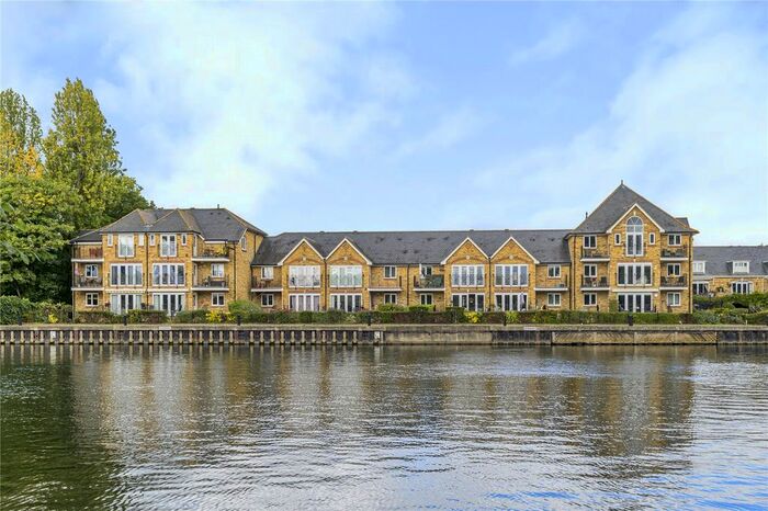 2 Bedroom Flat To Rent In Swan Walk, Shepperton, TW17