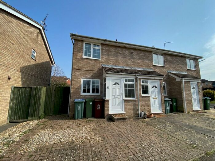 2 Bedroom End Of Terrace House To Rent In Swallow Close, Buckingham, MK18