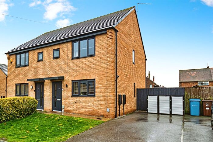 3 Bedroom Semi Detached House For Sale In Canister Close, Hull, HU9